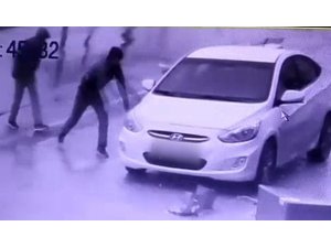 Otomobilin  camını taşla kırıp, böyle soydular