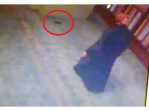 Camide unutulan cep telefonunu böyle çaldı