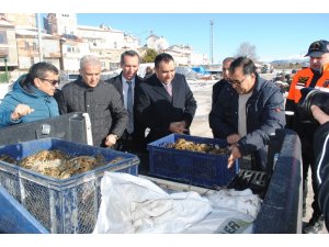Eğirdir Gölü’nden kaçak avlanan bin 630 kilogram kerevit, törenle göle bırakıldı