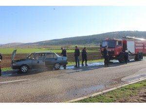 Seyir halindeki aracın motoru yandı