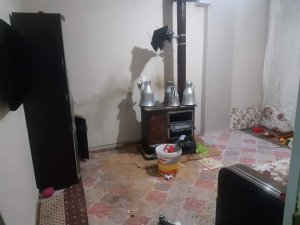 Patlayan kömür sobası eve zarar verdi