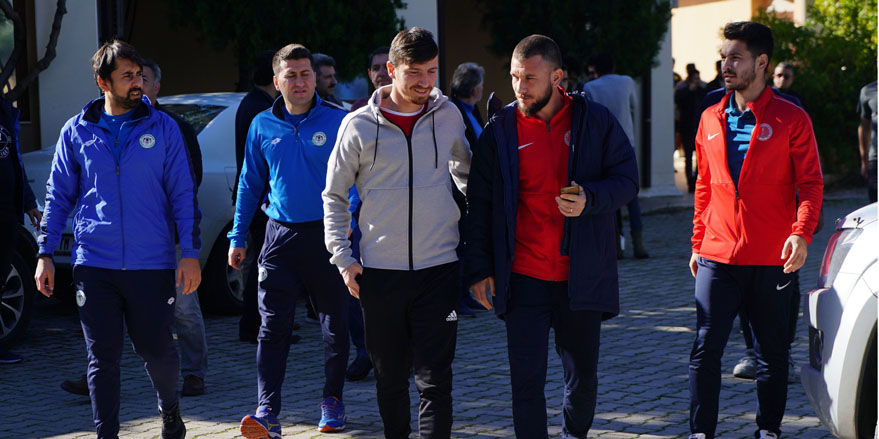 Futbolcular cuma namazında buluştu