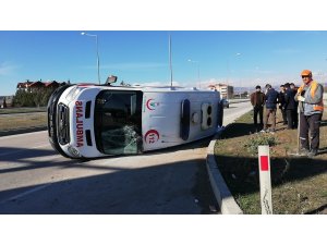 Hafif ticari araç ile ambulansla çarpıştı: 5 yaralı