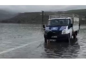 Araçlar Botan Çayı’nda mahsur kaldı