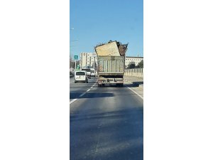 Aşırı yüklenmiş kamyon tehlike saçtı