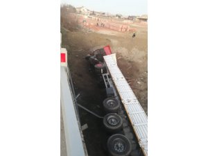 Edirne’de tır köprüden uçtu: 1 yaralı