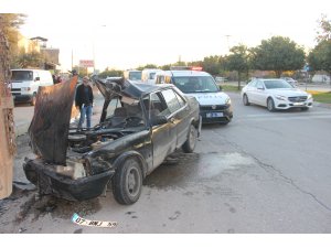 Kamyonete çarpan otomobildeki 2'si çocuk 3 kişi yaralandı