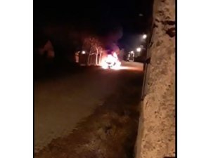 Park halindeki araç alev topuna döndü