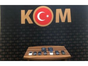 İnegöl’de kaçak telefon operasyonu:3 gözaltı