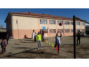 Bu köyde basketbol, kale direğinde oynanıyor