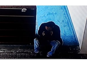 Önce kokladı sonra çaldı