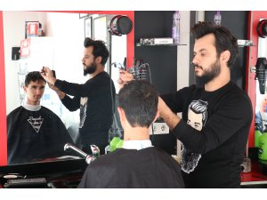 Torosların eteklerinde köy köy gezip öğrencileri "iyilikle" tıraş ediyor