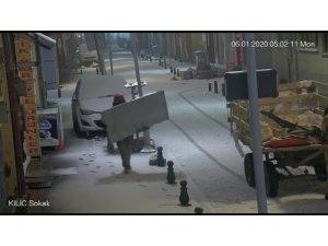 Sucuk çalan kadının rahatlığı güvenlik kamerasında