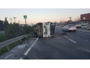 İzmir’de belediyeye ait çöp kamyonu devrildi: 3 yaralı