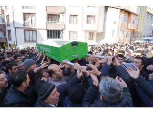 Bıçaklanarak hayatını kaybeden lise öğrencisi toprağa verildi