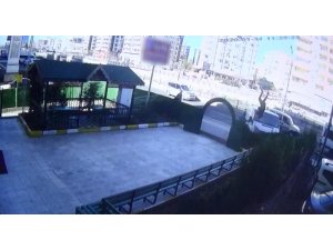 Diyarbakır’da minibüs önce yayaya çarptı, ardından kursun bahçesine girdi