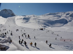Kayak merkezi, sporseverlerin akınına uğruyor