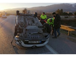 Manisa’da otomobil karşı şeride geçip takla attı: 1 yaralı