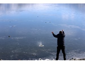 Sivas'ta Yıldız Göleti'nin yüzeyi buzla kaplandı