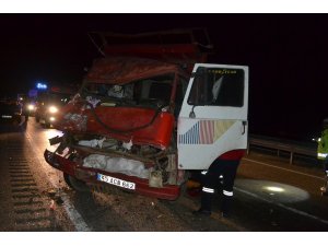 Kamyonet tıra çarptı: 1 ölü, 2 yaralı
