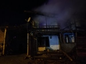 2 katlı ev yangında kül oldu