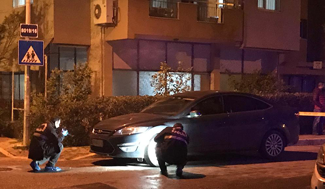 İzmir'de Çiğli belediye başkan yardımcısı silahlı saldırıdan yara almadan kurtuldu