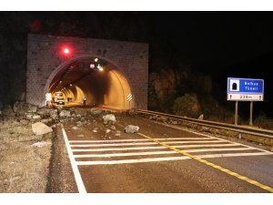 GÜNCELLEME - Karabük'te heyelan kara yolunu kapattı