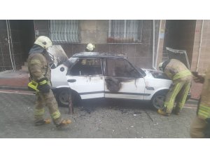Esenyurt'ta otomobilde çıkan yangın söndürüldü