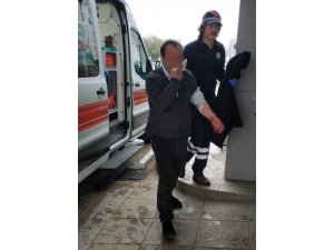 Amcasını bıçakladı