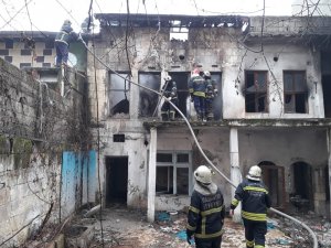 Metruk binada çıkan yangın korkuttu