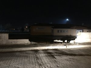 Otomobil okul duvarını yıktı