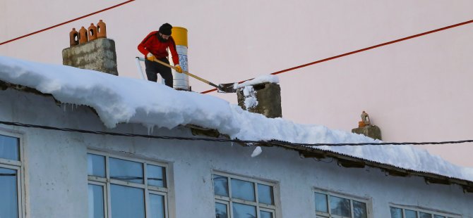 Hadim'de çatılar kardan temizleniyor