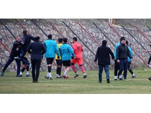 Maçın devre arasında saha karıştı
