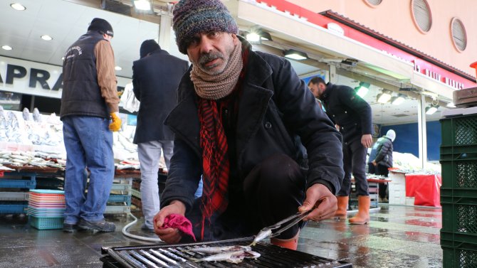 Balıklar tezgahta, tadımlıklar ızgarada