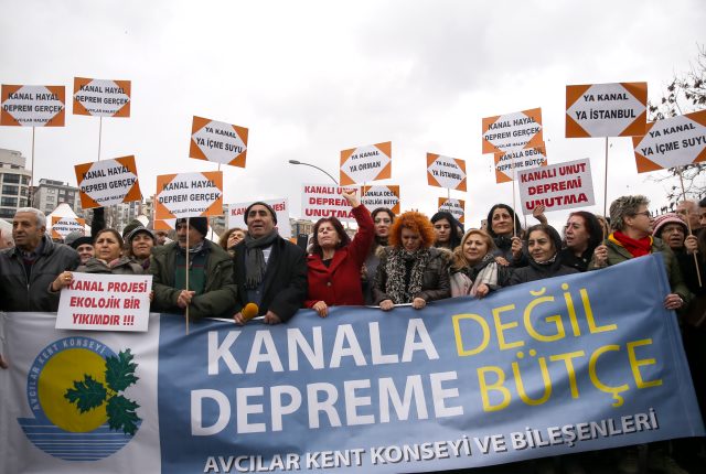 Kanal İstanbul'a "Hayır" demek için insan zinciri oluşturuldu