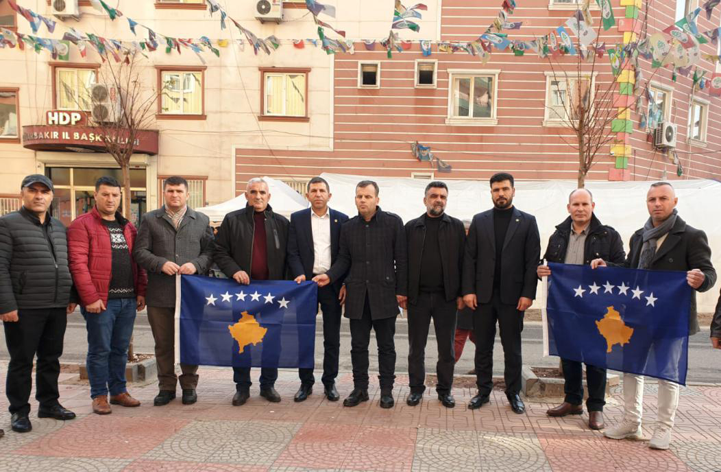 Kosova'dan gelen heyet Diyarbakır annelerini ziyaret etti, HDP binası önünde Kosova bayrağı açtı