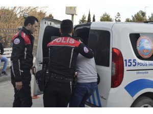 Yakalanacaklarını anlayınca uyuşturucuyu camdan attılar