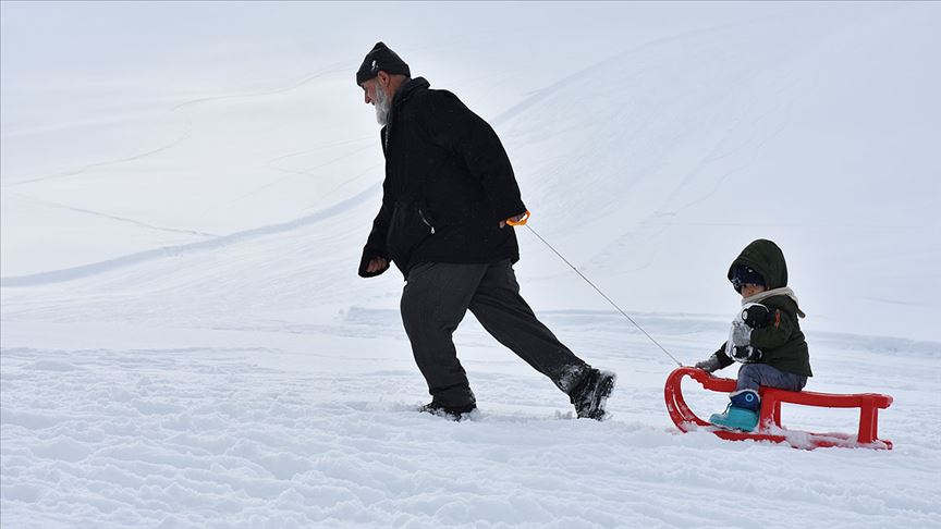 Van'ın 2 ilçesinde eğitime kar engeli