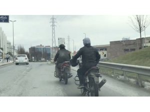 Kasksız motosikletli, yakıtı biten başka bir motosikleti iple çekti