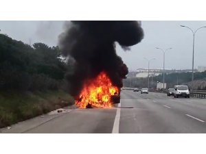 TEM’de seyir halindeki otomobil, alev alev yandı