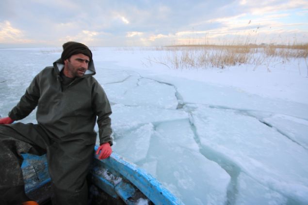 Beyşehir Gölü'nde balıkçıların buzlu ağlar arasında ekmek mücadelesi