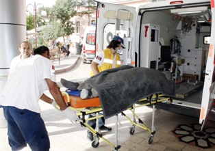 Belediye otobüsü motosikletliye çarptı