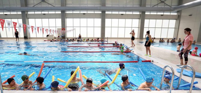 Yenimahalle'de yüzme kurslarına büyük ilgi