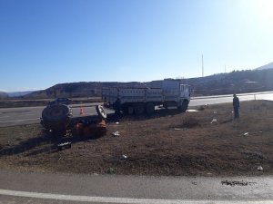 Boyabat’ta traktörle kamyon çarpıştı: 1 yaralı