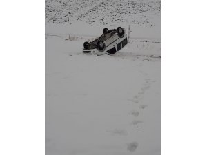 Yoldan çıkan aracın imdadına Çaldıran Belediyesi ekipleri yetişti