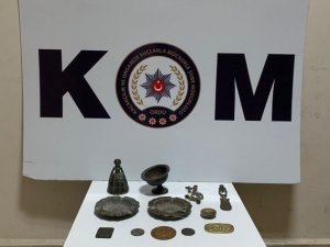 11 tarihi eser objesi ele geçirildi