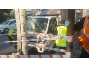 Bağcılar Güneştepe tramvay durağında bir kamyonet önce taksiye, ardından da tramvaya elektrik veren direğe çarptı. Kazada elektrik direğinin hasar görmesi nedeniyle tramvay seferleri durduruldu. Metro İstanbul’dan yapılan aç