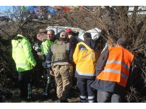 Araç ağaçların arasına girdi, sıkışan sürücü yarım saatte kurtarıldı