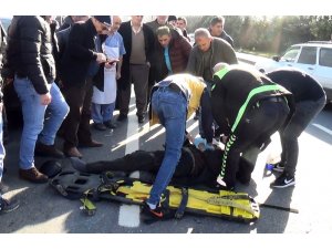 Otomobil yayalara çarptı, mahalleli tepki gösterdi