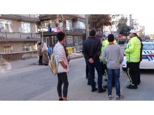 Yolun karşısına geçmek isteyen çocuklara otomobil çarptı: 2 yaralı